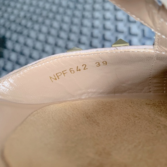 VALENTINO GARAVANI
Rockstud Crisscross D'Orsay Pumps - Picture 9 of 12